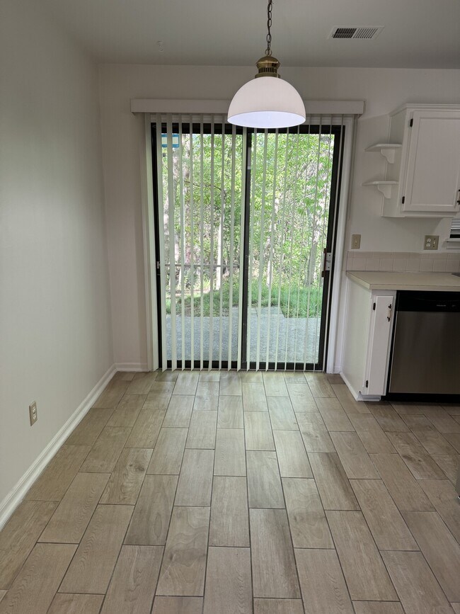 Building Photo - 7800