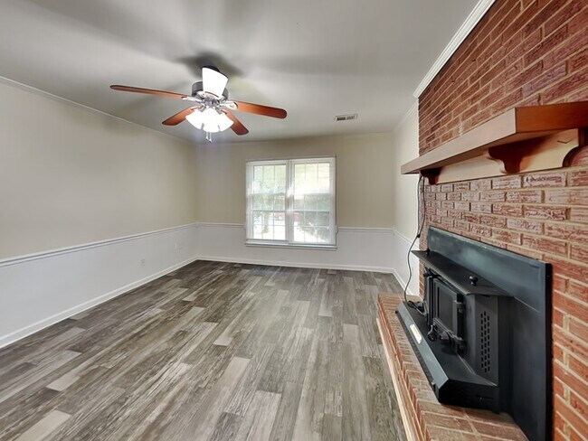 Foto del edificio - 1/2 Off Rent for this 4 bedroom home!