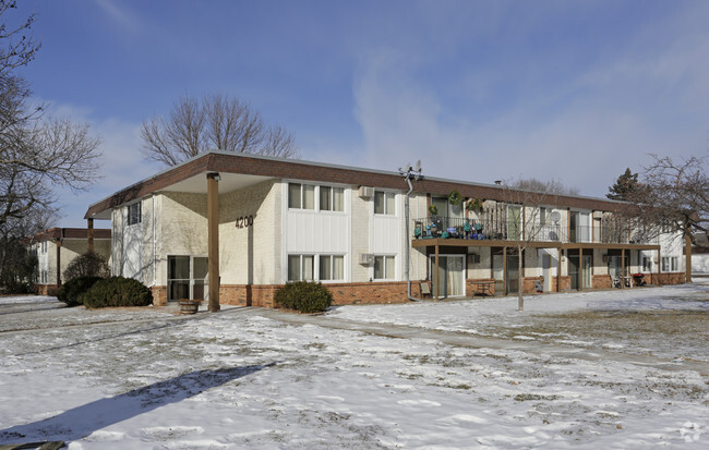 Primary Photo - Edina Villa Apartments