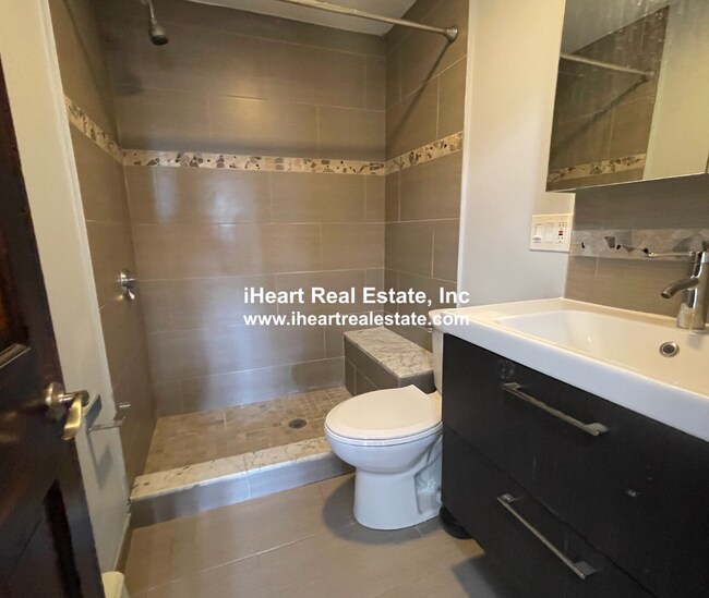 Foto del edificio - 474 E 7th St