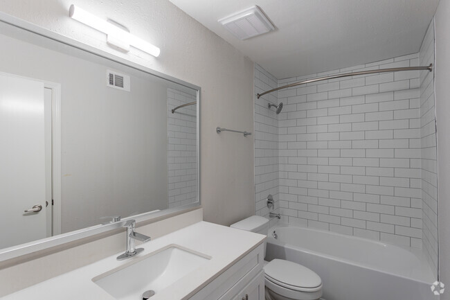 1BR, 1BA - 742SF - Bathroom - Parkwood Villa