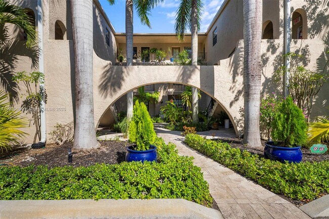 Foto del edificio - 815 NE 28th St