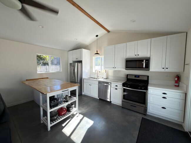 Foto del edificio - 240 W Cedar Ave