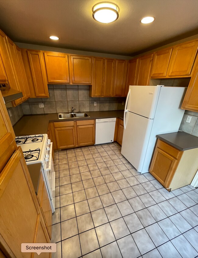 Building Photo - 454 Olive St