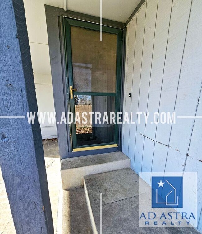 Foto del edificio - Nice 3 bed 1.5 bath townhouse in Olathe-Co...
