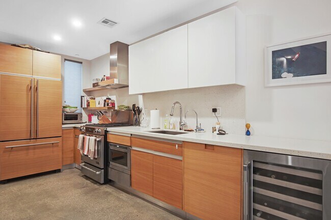 Building Photo - 123 N Kings Rd