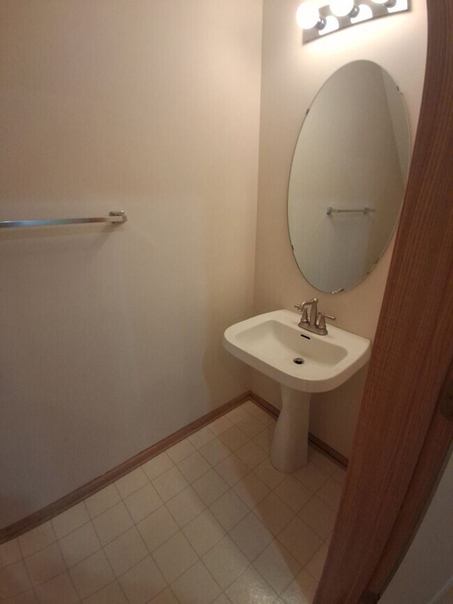 Foto del edificio - Light and bright! 2 BR, 1.5 BATH Woodbury ...