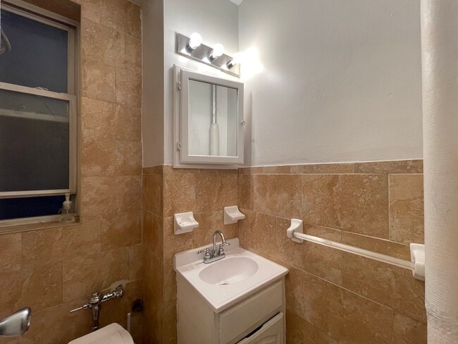 Building Photo - 305 W 111th St