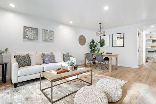 Foto del edificio - Exceptionally Upgraded First Floor Cedar Creek Condo with Patio by the Pool