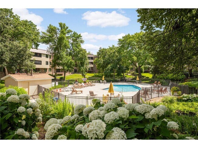 Foto del edificio - 7500 Cahill Rd