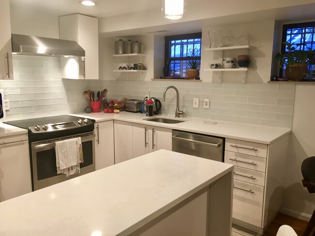 Foto del edificio - 1651 Lamont St NW