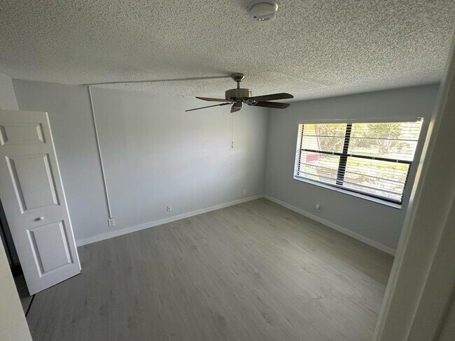 Foto del edificio - 3260 NW 104th Ave