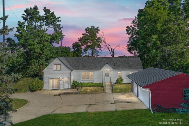 Building Photo - 111 Golfview Ln