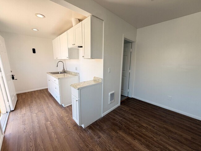 Building Photo - Studio for Rent – San Diego
