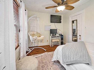 Building Photo - Beautiful three-level condominium in a qui...