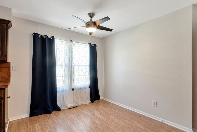 Foto del edificio - 2 bed 1 bath Townhome with a 2 car garage