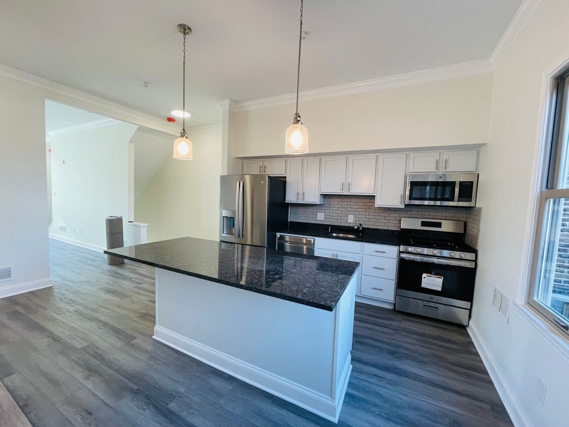 2 bedroom in Lawrenceville with Deck and Parking Spot! - 2 bedroom in Lawrenceville with Deck and Parking Spot!