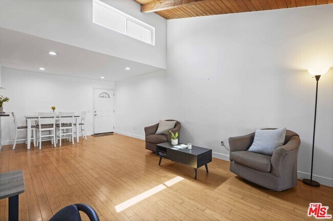 Foto del edificio - 10331 Lindley Ave