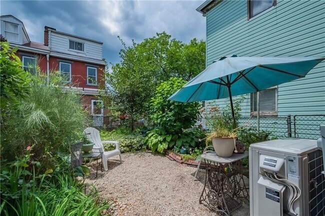 Building Photo - Lawrenceville - 2 BR Single Family Home, Air Condition, Hardwood Floors!