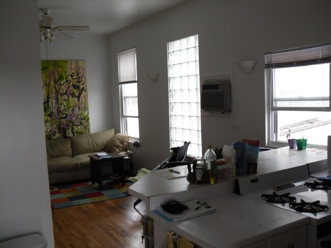 Foto del edificio - 2321 W Belmont Ave