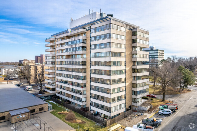 Building Photo - West Grand Towers