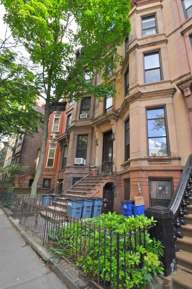 Building Photo - 204 Lincoln Pl