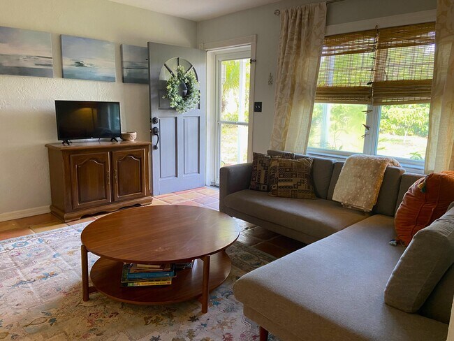Building Photo - 725 Thomas Barbour Dr