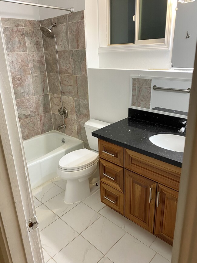Foto del edificio - 10123 Cornell Ave S Seattle, WA 98178 $3,1...