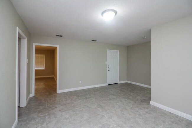 Building Photo - 3031 Touraine Dr