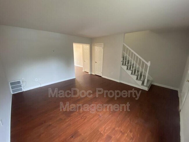 Foto del edificio - 719 Olde Greenwich Cir