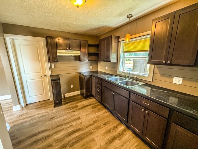 Building Photo - For Rent – Nicely Updated 3-Bedroom Home i...