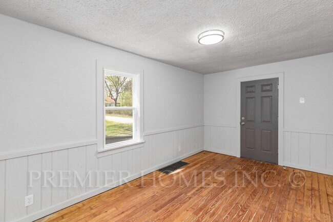 Foto del edificio - 3 Bed Home with Large Yard & Storage Shed – $1,595/mo