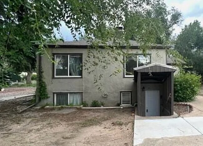 Building Photo - 1015 Iowa Ave