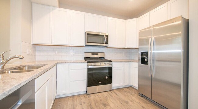 Building Photo - 2557 Lamar Dr