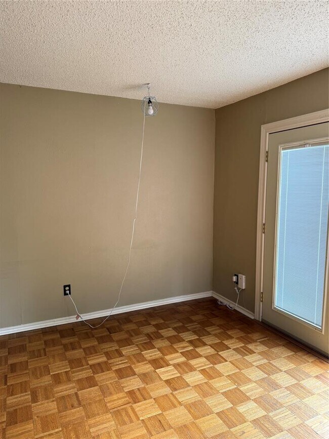Building Photo - 2104 Bronte Dr