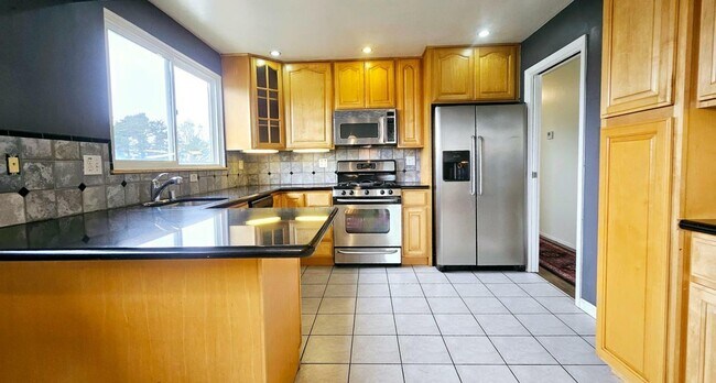Building Photo - 651 Parkview Cir
