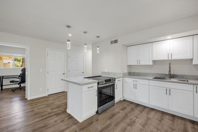 Building Photo - Newly Renovated Furnished 3BR/1BA Downstairs Unit with Pool Access in South Kihei