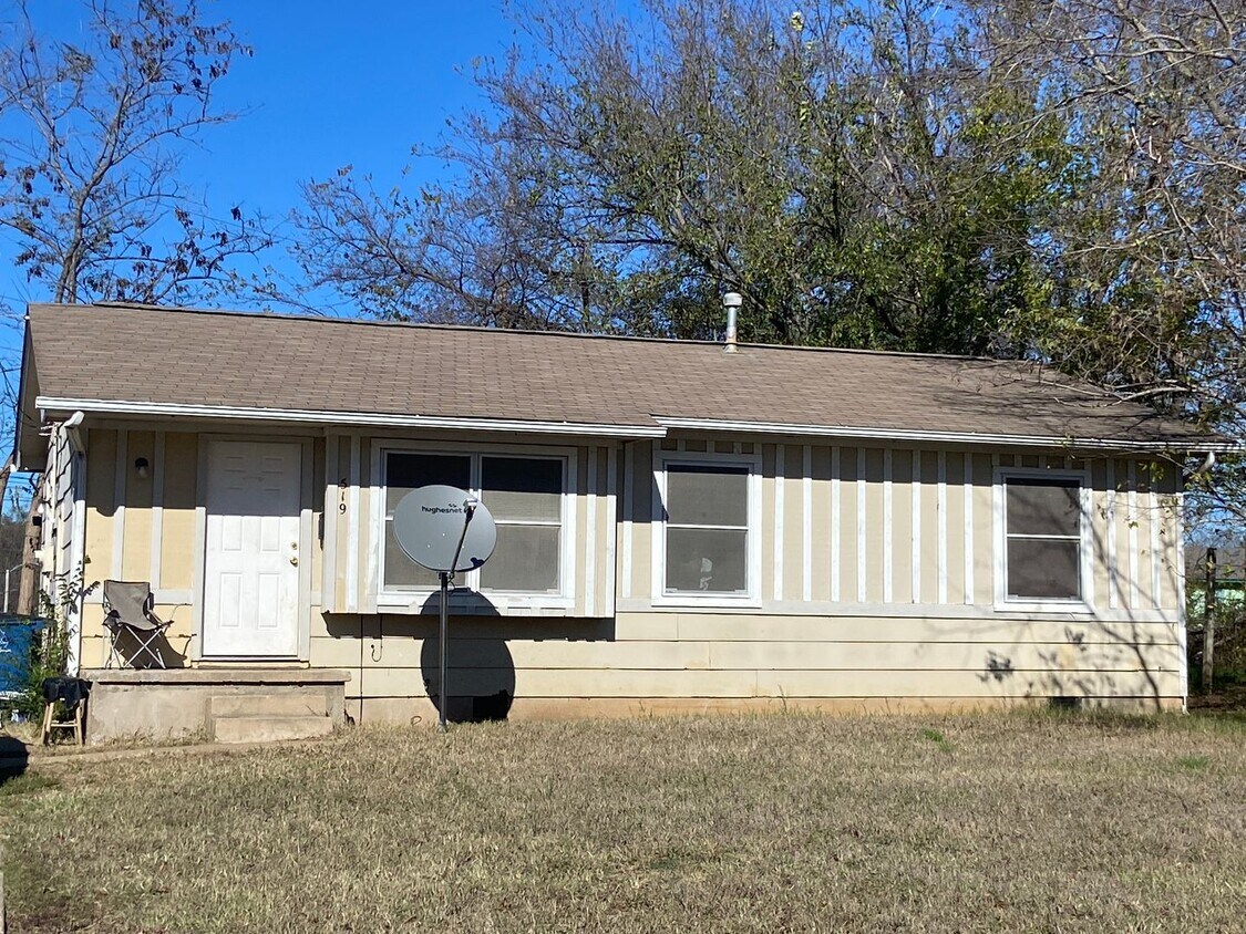 Foto principal - 2 Bedroom 1 Bath w/ Office