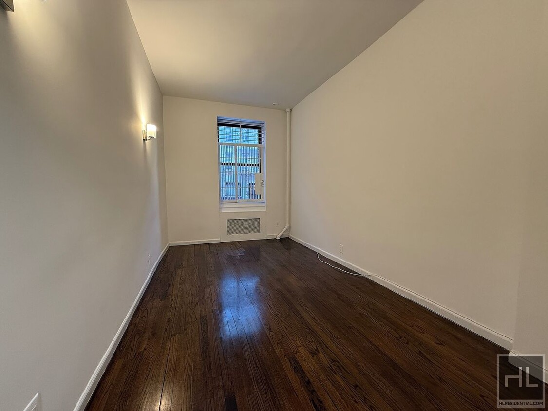 Building Photo - EAST 89 St