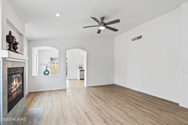 Foto del edificio - 4643 S Foxdale Dr