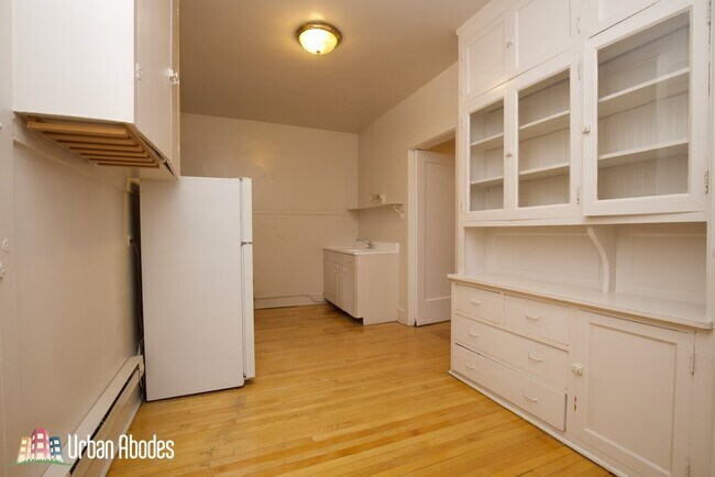 Building Photo - 1305 Oak Ave