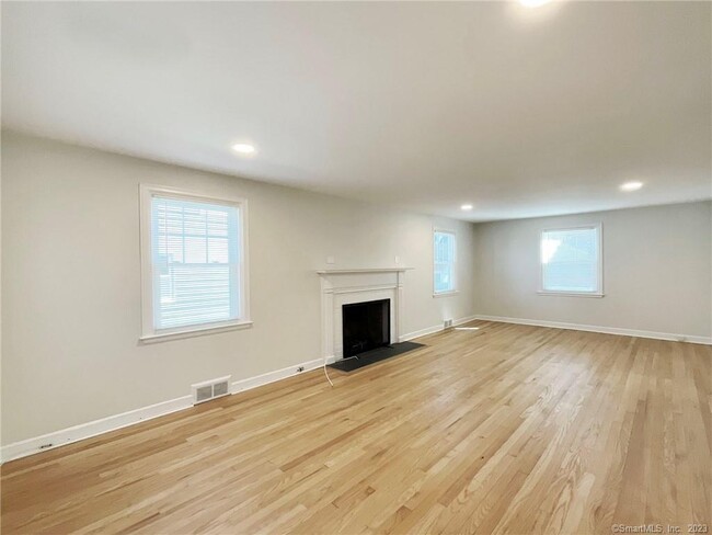Building Photo - 458 Midland St