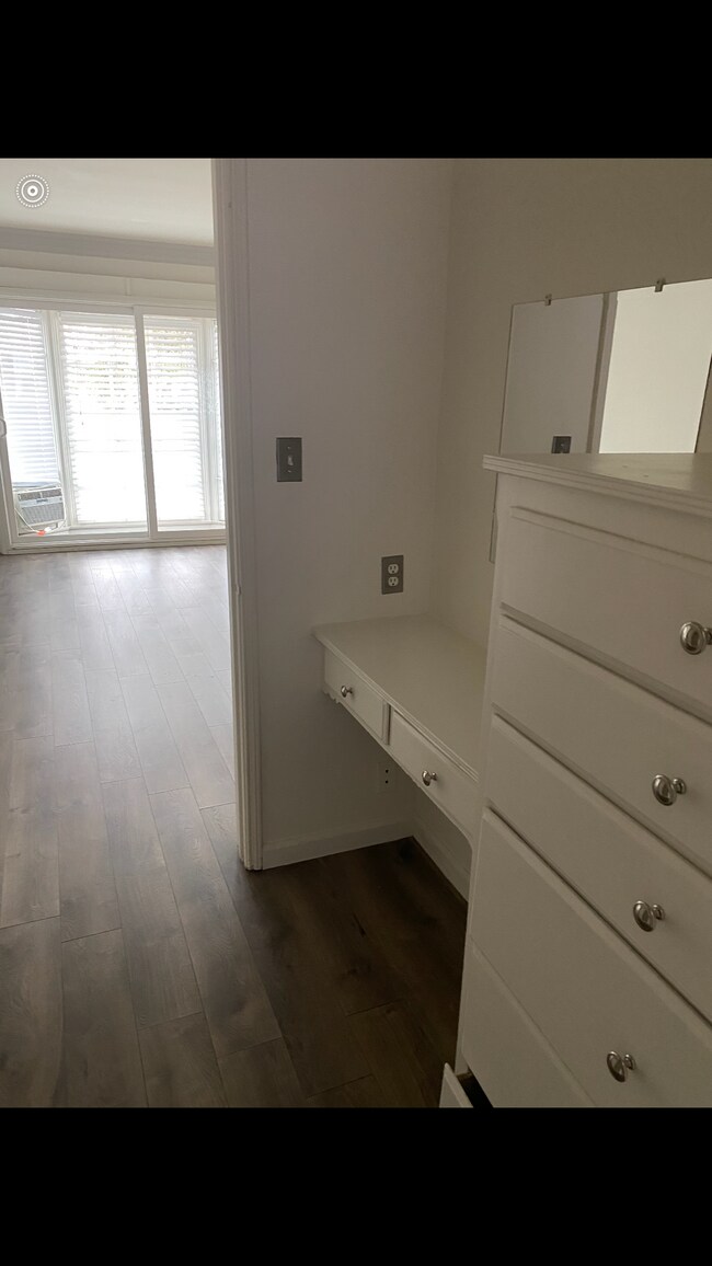 Powder Room - 6686 Maryland Dr