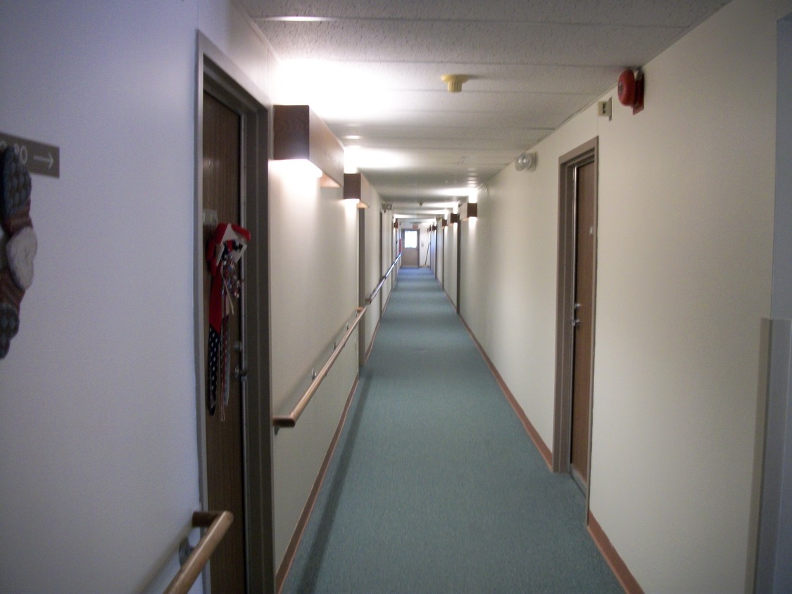 common area hallway - 711 W Jefferson St