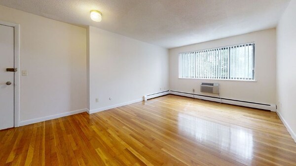 Primary Photo - 110 Dustin St