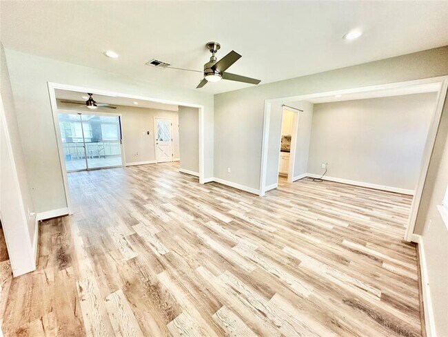 Foto del edificio - 5803 Effingham Dr
