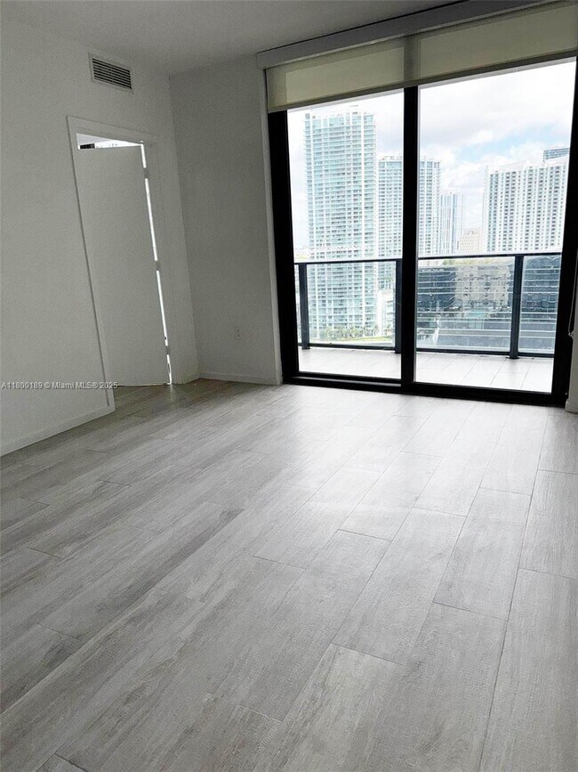 Foto del edificio - 45 SW 9th St
