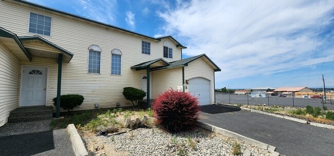Building Photo - 1330 S Skyline Dr