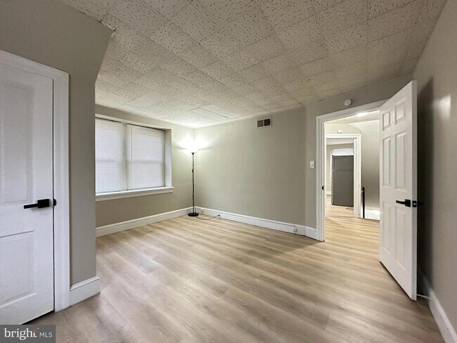 Building Photo - 1109 W James St