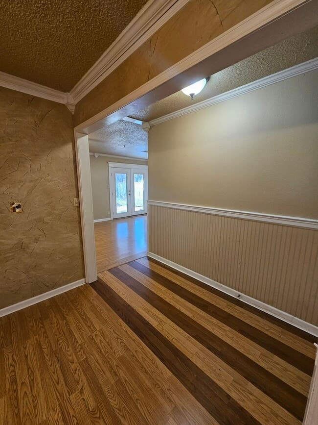Building Photo - (3) Bed/(1.5) Bath (1) Car Garage Avail Ea...